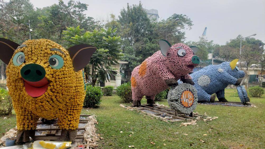 Những ch&uacute; heo được tạo h&igrave;nh d&aacute;ng l&agrave;m từ những vỏ chai nước.