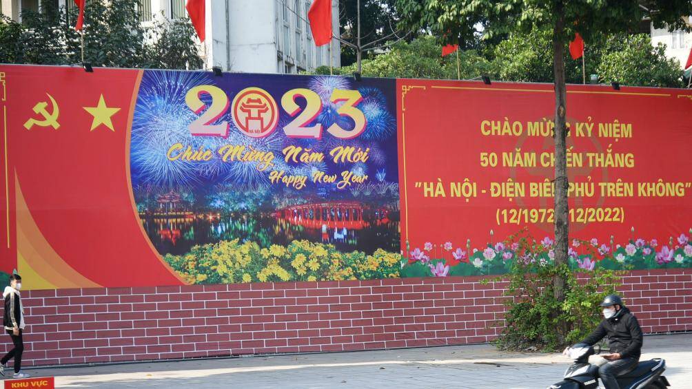 C&aacute;c mẫu trang tr&iacute; được thiết kế dưới nhiều h&igrave;nh thức phong ph&uacute;, đa dạng, sử dụng c&ocirc;ng nghệ hiện đại c&ugrave;ng &aacute;nh s&aacute;ng chuyển động rất bắt mắt, đồng thời tạo điểm nhấn đ&ocirc; thị, kh&ocirc;ng ảnh hưởng đến tầm nh&igrave;n của người tham gia giao th&ocirc;ng.