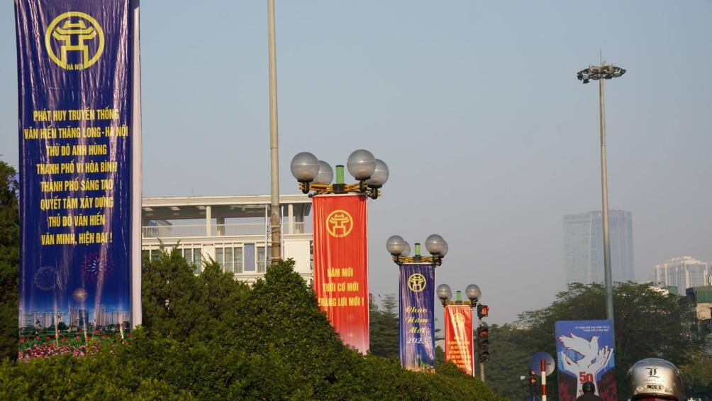 Băng r&ocirc;n, khẩu hiệu ch&agrave;o mừng năm mới xen lẫn những th&ocirc;ng tin ph&aacute;p luật được tuy&ecirc;n truyền, phổ biến tới người d&acirc;n.