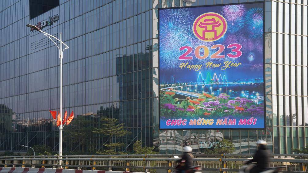 B&ecirc;n cạnh đ&oacute;, nhiều to&agrave; nh&agrave; cũng đồng loạt treo khẩu hiệu ch&uacute;c mừng năm mới 2023 tr&ecirc;n c&aacute;c tấm m&agrave;n h&igrave;nh lớn.
