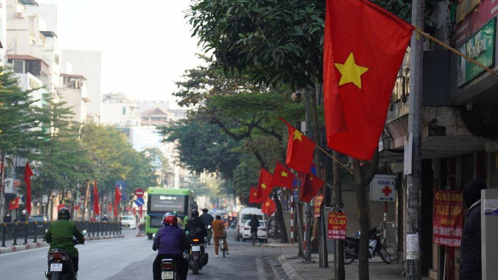 "Ho&agrave; chung v&agrave;o kh&ocirc;ng kh&iacute; của những ng&agrave;y gi&aacute;p Tết, người d&acirc;n ch&uacute;ng t&ocirc;i cũng tự n&oacute;i với nhau để treo những l&aacute; cờ l&ecirc;n, l&agrave;m cho kh&ocirc;ng kh&iacute; cũng trở n&ecirc;n thoải m&aacute;i hơn", người d&acirc;n cho hay.