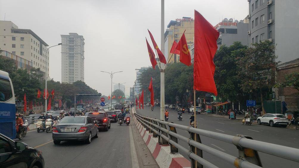 Tại cầu vượt Trần Kh&aacute;t Ch&acirc;n, người đi đường cảm nhận r&otilde; kh&ocirc;ng kh&iacute; đậm chất Xu&acirc;n.