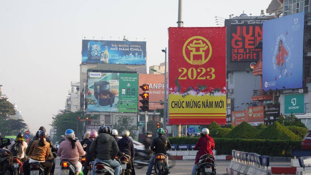 Hoạt động trang tr&iacute; phố phường kh&ocirc;ng chỉ g&oacute;p phần l&agrave;m đẹp cảnh quan m&agrave; c&ograve;n g&oacute;p phần x&acirc;y dựng h&igrave;nh ảnh đ&ocirc; thị văn minh, hiện đại.