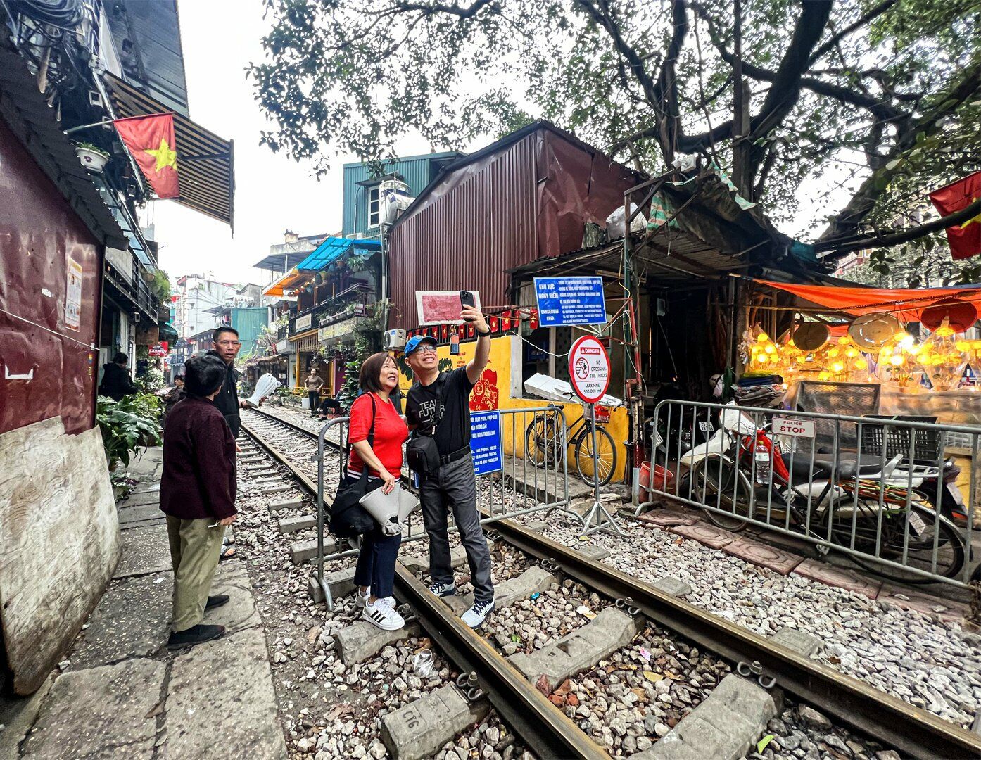 Từ giữa th&aacute;ng 9/2022, lực lượng chức năng đ&atilde; dựng r&agrave;o chắn tại khu vực phố c&agrave; ph&ecirc; đường t&agrave;u. L&atilde;nh đạo UBND quận Ho&agrave;n Kiếm cho biết, sẽ tạm đ&oacute;ng cửa c&aacute;c qu&aacute;n c&agrave; ph&ecirc; đường t&agrave;u v&agrave; thu hồi giấy ph&eacute;p với c&aacute;c hộ kinh doanh vi phạm an to&agrave;n h&agrave;nh lang đường sắt ở phường Ph&ugrave;ng Hưng, Cửa Nam.