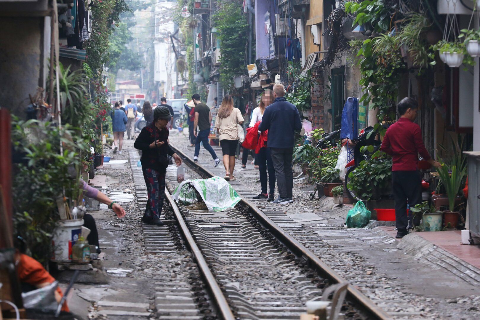 Phố đường t&agrave;u l&agrave; đoạn nối giữa đường L&ecirc; Duẩn, Trần Ph&uacute;, Cửa Đ&ocirc;ng v&agrave; Ph&ugrave;ng Hưng. Đoạn đường d&agrave;i khoảng 2km. Theo l&atilde;nh đạo UBND quận Ho&agrave;n Kiếm, 100% c&aacute;c hộ kinh doanh tại đ&acirc;y vi phạm h&agrave;nh lang an to&agrave;n giao th&ocirc;ng đường sắt.