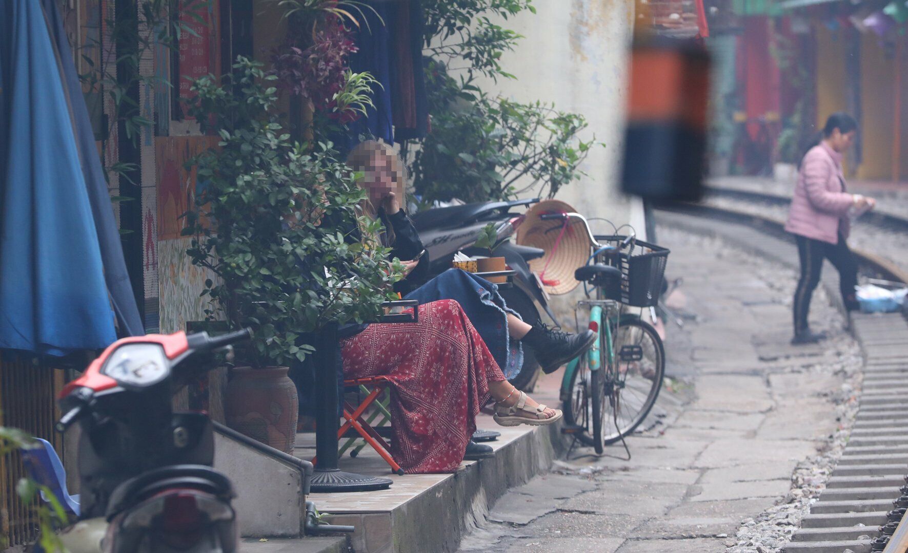 Cũng trong th&aacute;ng 9/2022, Tổng c&ocirc;ng ty Đường sắt Việt Nam tiếp tục c&oacute; văn bản kiến nghị UBND TP H&agrave; Nội v&agrave; Cục Đường sắt Việt Nam xử l&yacute; dứt điểm t&igrave;nh trạng bu&ocirc;n b&aacute;n, chụp ảnh tại c&aacute;c tụ điểm c&agrave; ph&ecirc; đường t&agrave;u đang ảnh hưởng đến trật tự an to&agrave;n giao th&ocirc;ng đường sắt.