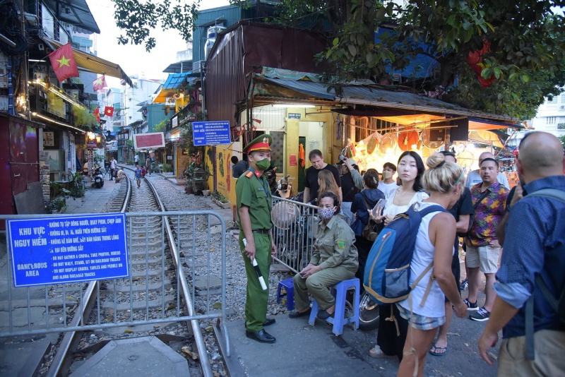 Trước đ&oacute;, hồi đầu th&aacute;ng 5/2022, C&ocirc;ng ty Cổ phần Đường sắt H&agrave; Hải đ&atilde; c&oacute; văn bản gửi c&aacute;c phường H&agrave;ng B&ocirc;ng, Cửa Nam, Điện Bi&ecirc;n Phủ đề nghị c&oacute; biện ph&aacute;p giải quyết dứt điểm t&igrave;nh trạng người d&acirc;n b&agrave;y b&aacute;n h&agrave;ng, du kh&aacute;ch trong nước v&agrave; nước ngo&agrave;i quay phim chụp ảnh tại đ&acirc;y. Đồng thời, Cục Đường sắt Việt Nam cũng đ&atilde; c&oacute; văn bản gửi UBND TP H&agrave; Nội đề nghị tiếp tục chỉ đạo, xử l&yacute; t&igrave;nh trạng n&agrave;y.