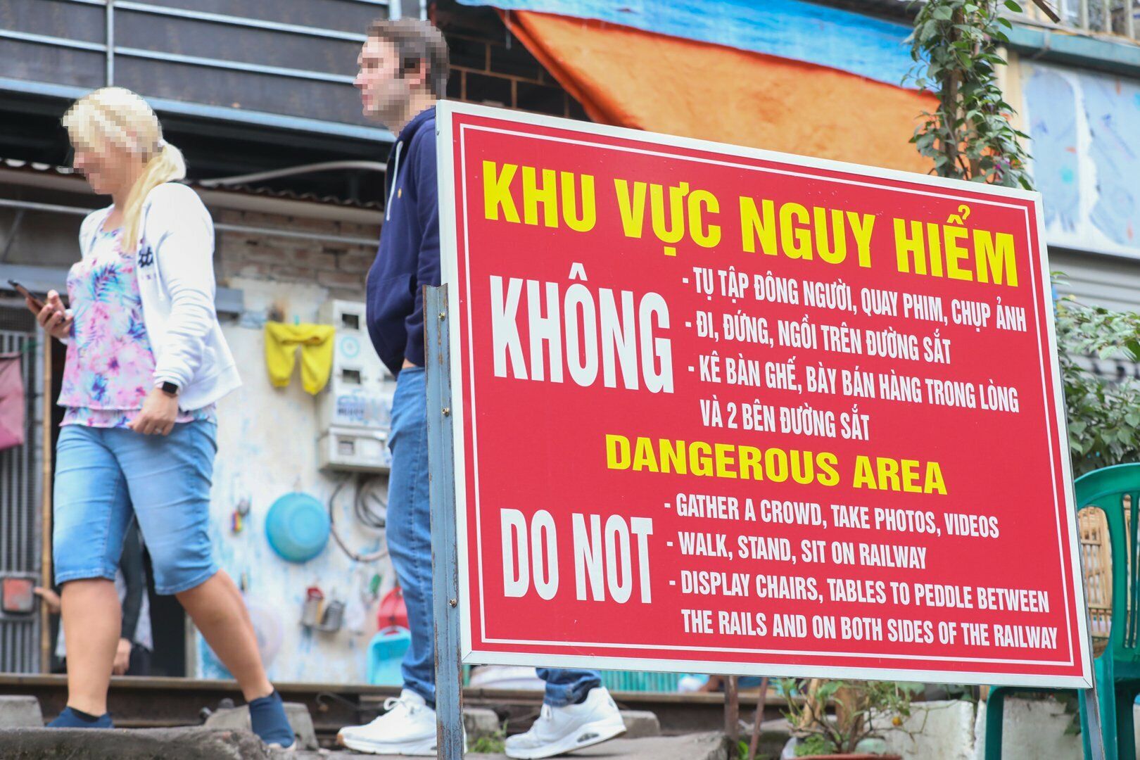 Tại đường Trần Ph&uacute;, Điện Bi&ecirc;n Phủ, Ph&ugrave;ng Hưng đều c&oacute; barie, biển b&aacute;o nhắc nhở du kh&aacute;ch kh&ocirc;ng đi v&agrave;o phố đường t&agrave;u ăn uống, chụp ảnh, tham quan để bảo đảm an to&agrave;n.