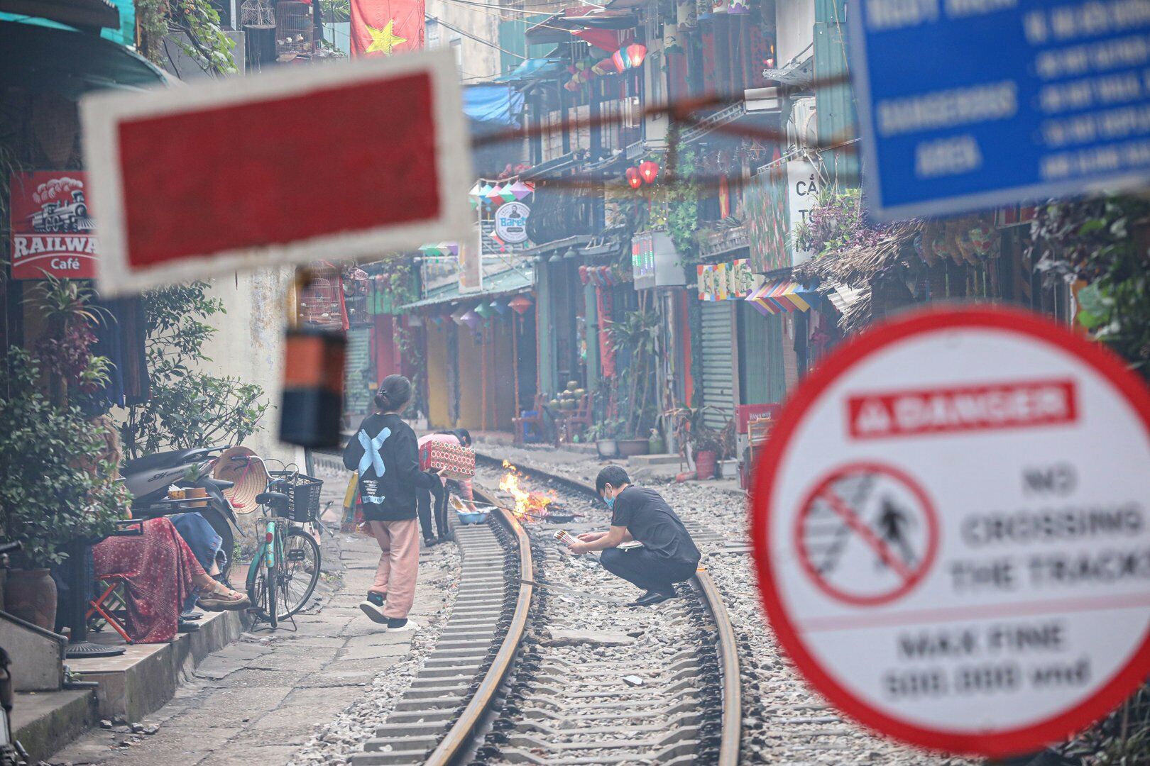 Kh&ocirc;ng những vậy, tr&ecirc;n đường ray c&ograve;n xuất hiện nhiều vật cản, thậm ch&iacute; c&oacute; đoạn người d&acirc;n c&ograve;n đang đốt v&agrave;ng m&atilde; tr&ecirc;n đường ray t&agrave;u.