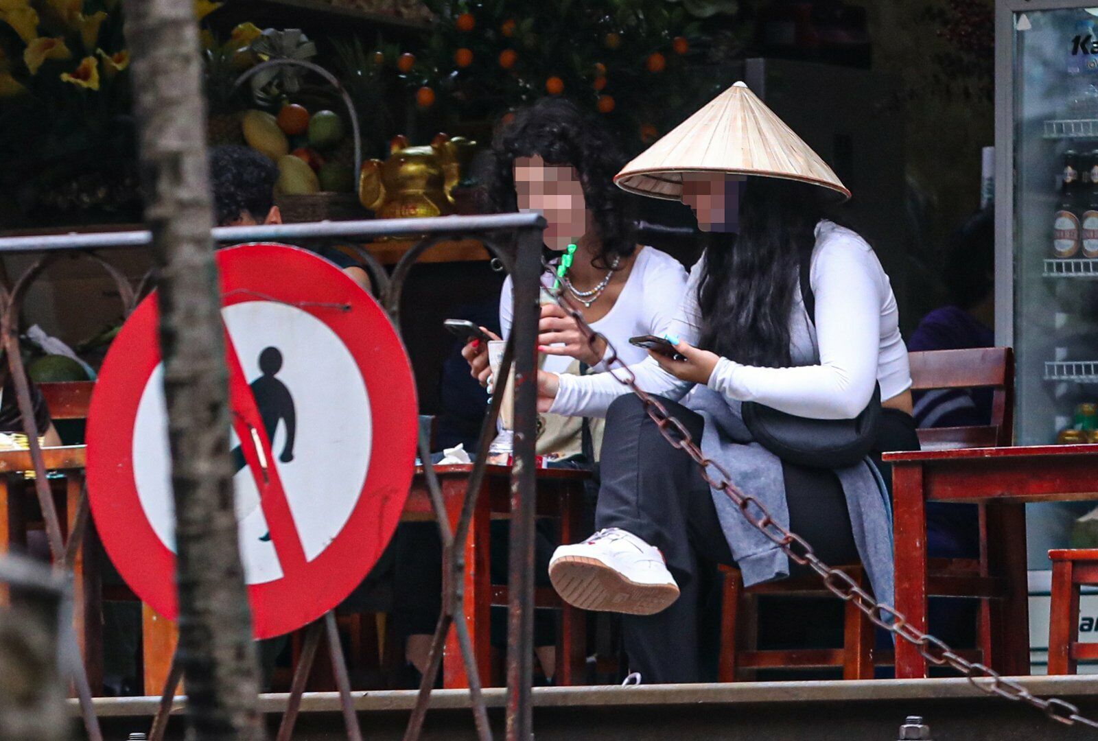 Đặc biệt, nhiều qu&aacute;n c&agrave; ph&ecirc;, qu&aacute;n nước tại phố đường t&agrave;u vẫn mở cửa đ&oacute;n kh&aacute;ch.