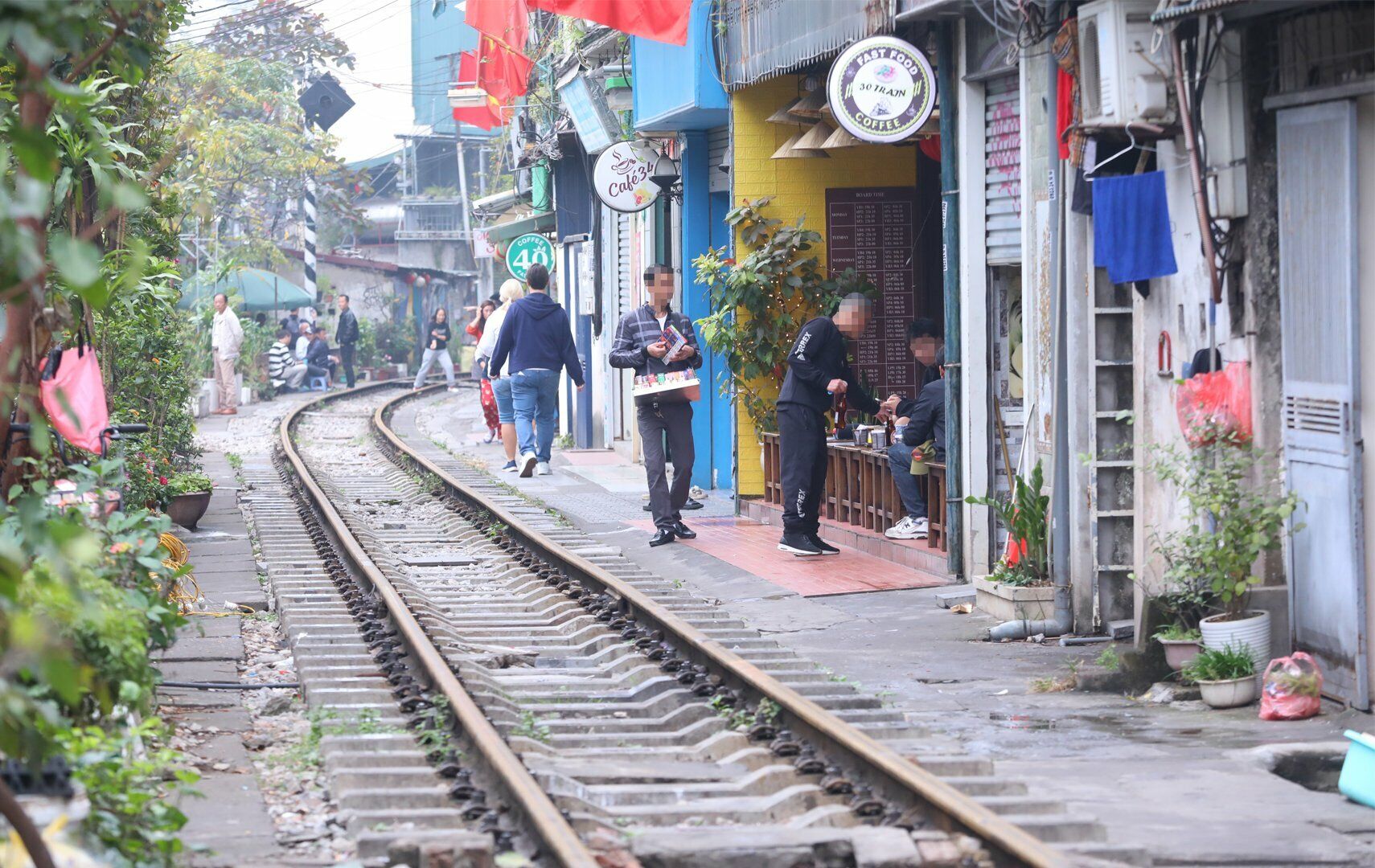 Lượng kh&aacute;ch ra v&agrave;o những qu&aacute;n n&agrave;y kh&ocirc;ng &iacute;t.