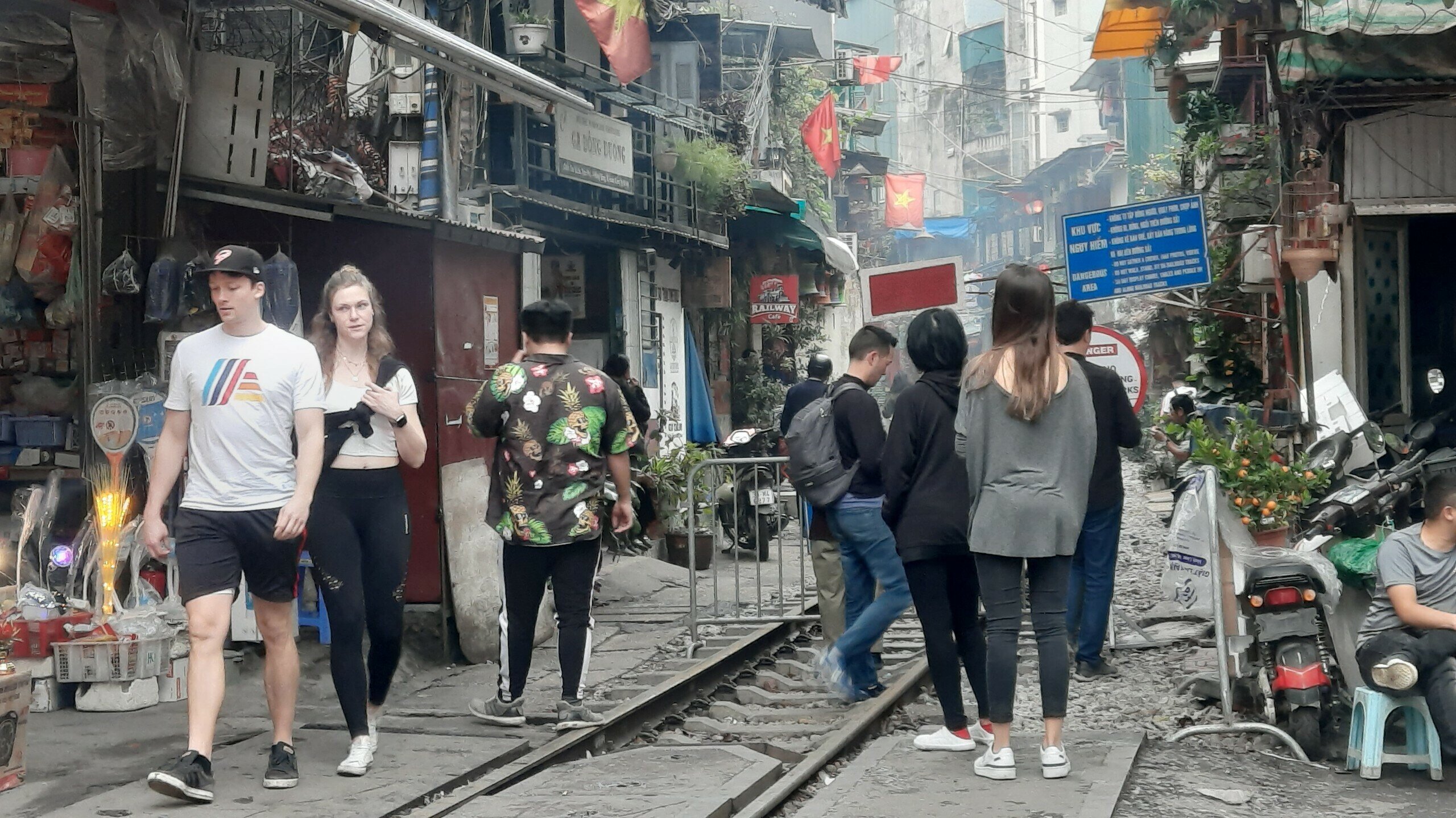 Một số điểm r&agrave;o chắn đều c&oacute; lực lượng chốt trực nhưng c&aacute;c du kh&aacute;ch vẫn v&agrave;o đường ray để chụp ảnh.