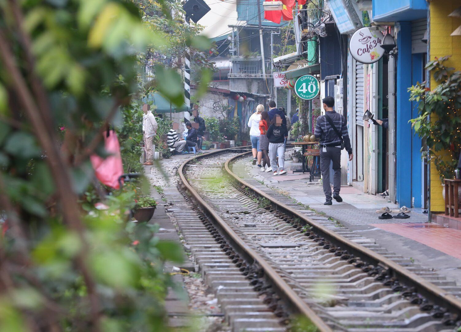 Trao đổi với PV B&aacute;o Giao th&ocirc;ng, &ocirc;ng Phạm Tuấn Long, Chủ tịch UBND quận Ho&agrave;n Kiếm (TP H&agrave; Nội) cho biết, sẽ chỉ đạo lực lượng chức năng kiểm tra xử l&yacute; hiện tượng vi phạm t&aacute;i diễn n&agrave;y.