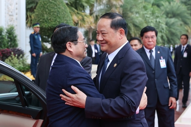 Ngay trong s&aacute;ng 11/1, tại Phủ Thủ tướng ở Thủ đ&ocirc; Vientiane, Thủ tướng Ch&iacute;nh phủ L&agrave;o Sonexay Siphandone đ&atilde; chủ tr&igrave; lễ đ&oacute;n ch&iacute;nh thức Thủ tướng Ch&iacute;nh phủ Phạm Minh v&agrave; Đo&agrave;n đại biểu cấp cao Việt Nam. Ảnh: VGP/Nhật Bắc