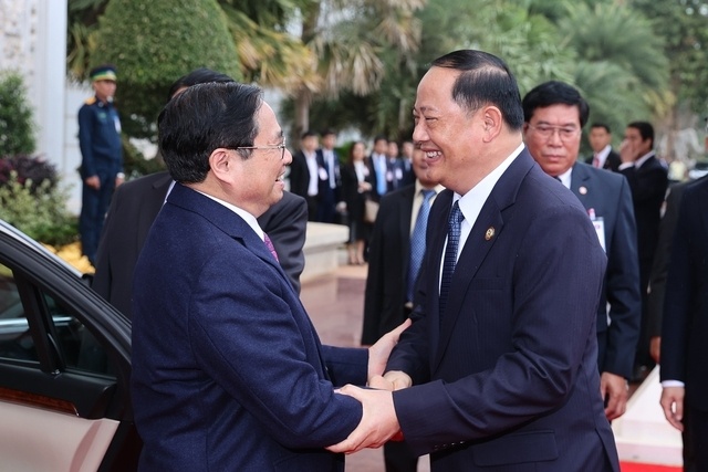 Đo&agrave;n xe chở Thủ tướng Phạm Minh Ch&iacute;nh v&agrave; Đo&agrave;n đại biểu Việt Nam tiến v&agrave;o Phủ Thủ tướng L&agrave;o giữa hai h&agrave;ng cờ hoa v&agrave; c&aacute;c ch&aacute;u thiếu nhi vẫy ch&agrave;o. Thủ tướng L&agrave;o Sonexay Siphandone đ&oacute;n Thủ tướng Phạm Minh Ch&iacute;nh xuống xe. Hai Thủ tướng bắt tay, &ocirc;m h&ocirc;n nồng ấm, thắm t&igrave;nh anh em. Ảnh: VGP/Nhật Bắc