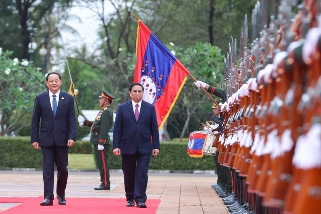 Hai Thủ tướng duyệt đội danh dự Qu&acirc;n đội Cộng h&ograve;a D&acirc;n chủ Nh&acirc;n d&acirc;n L&agrave;o.
Theo chương tr&igrave;nh, trong chuyến thăm L&agrave;o, Thủ tướng Phạm Minh Ch&iacute;nh dự kiến sẽ tới ch&agrave;o Tổng B&iacute; thư, Chủ tịch nước L&agrave;o Thongloun Sisoulith; dự Lễ bế mạc Năm Đo&agrave;n kết Hữu nghị Việt Nam - L&agrave;o, L&agrave;o - Việt Nam 2022; hội kiến Chủ tịch Quốc hội L&agrave;o Saysomphone Phomvihane; thăm c&aacute;c đồng ch&iacute; nguy&ecirc;n l&atilde;nh đạo Đảng, Nh&agrave; nước L&agrave;o; đồng chủ tr&igrave; Kỳ họp lần thứ 45 Uỷ ban li&ecirc;n Ch&iacute;nh phủ Việt Nam - L&agrave;o; dự Hội nghị Hợp t&aacute;c đầu tư Việt Nam &ndash; L&agrave;o; gặp gỡ cộng đồng người Việt Nam tại L&agrave;o... - Ảnh: VGP/Nhật Bắc