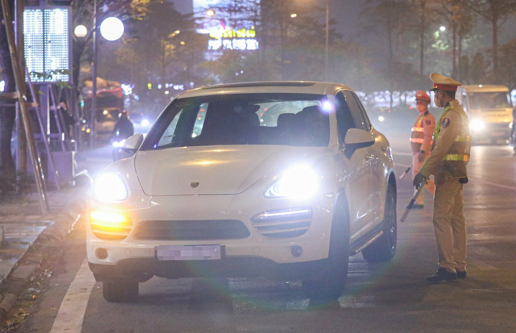 Tối (11/1), theo ch&acirc;n Tổ c&ocirc;ng t&aacute;c của Đội CSGT số 2 (C&ocirc;ng an TP H&agrave; Nội) xử l&yacute; vi phạm nồng độ cồn, PV B&aacute;o Giao th&ocirc;ng ghi nhận, với nhiều biện ph&aacute;p (cắm chốt kiểm tra, đi m&ocirc; t&ocirc; kiểm tra lưu động), lực lượng chức năng đ&atilde; ph&aacute;t hiện nhiều t&agrave;i xế "ma men".