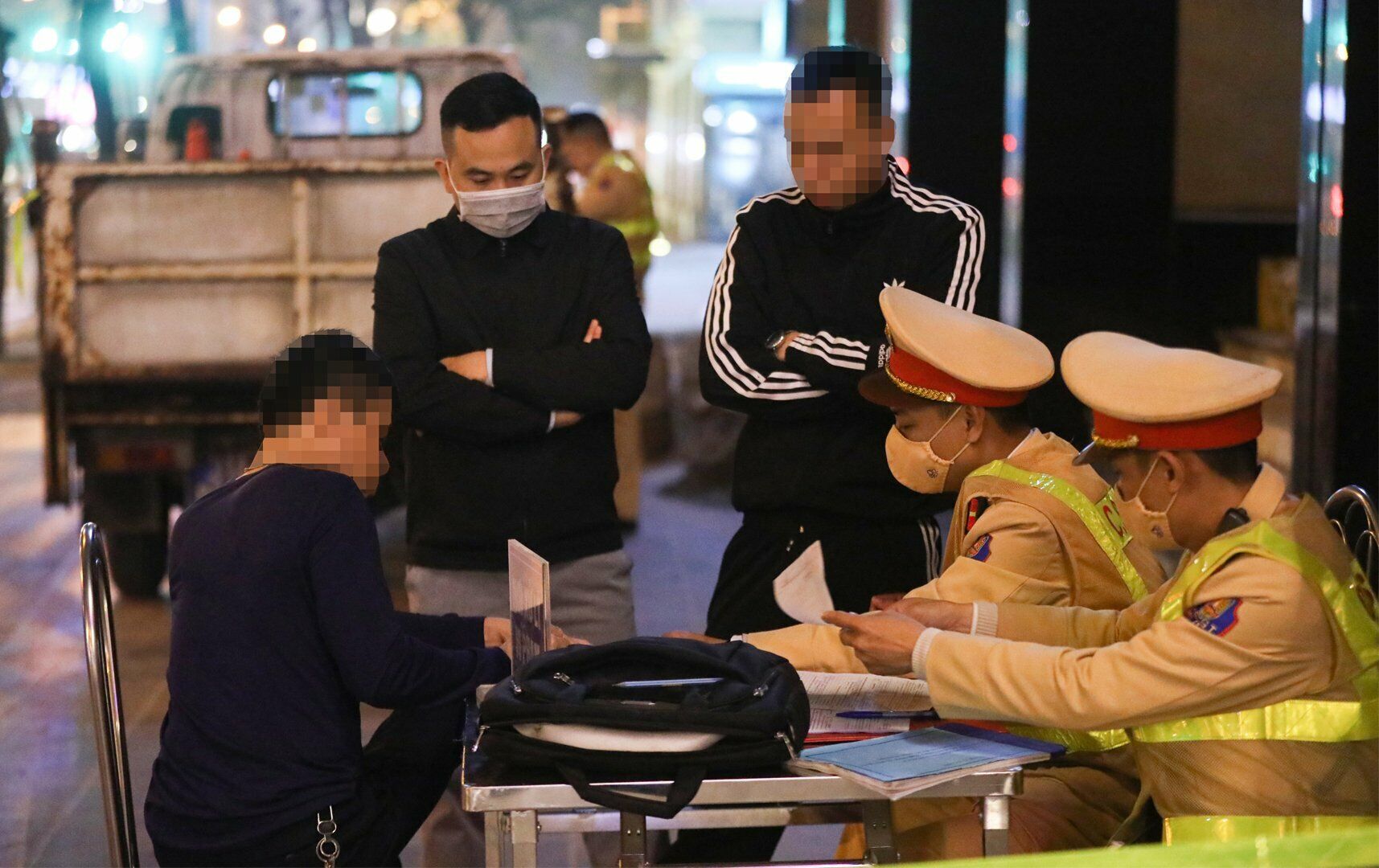 "Thực hiện chỉ đạo của Bộ C&ocirc;ng an, C&ocirc;ng an TP H&agrave; Nội, thời gian qua, c&aacute;c tổ c&ocirc;ng t&aacute;c của đơn vị đ&atilde; li&ecirc;n tục sử dụng nhiều biện ph&aacute;p như thay đổi địa điểm xử l&yacute;, tuần tra lưu động&hellip; để việc xử l&yacute; vi phạm nồng độ cồn đạt được hiệu quả cao nhất", &ocirc;ng Ki&ecirc;n n&oacute;i.