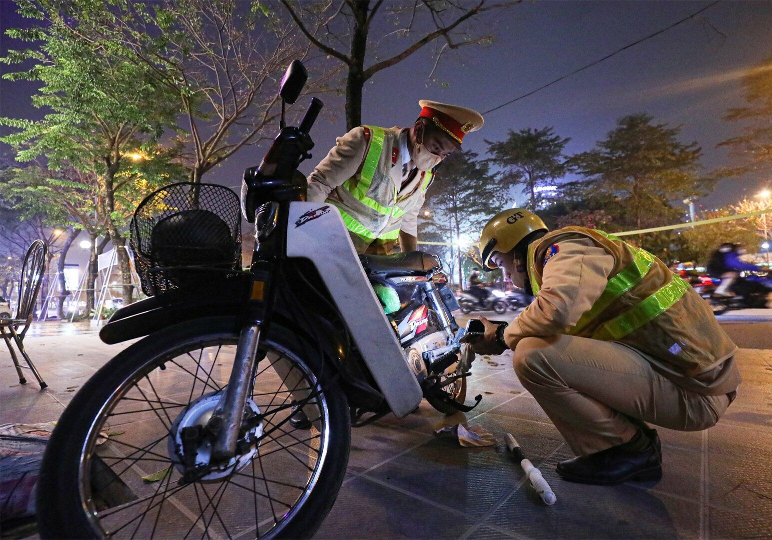 Đại &uacute;y B&ugrave;i Trung Ki&ecirc;n cũng cho biết, việc xử l&yacute; vi phạm giao th&ocirc;ng, đặc biệt l&agrave; nồng độ cồn sẽ kh&ocirc;ng chịu bất kỳ t&aacute;c động, can thiệp n&agrave;o.