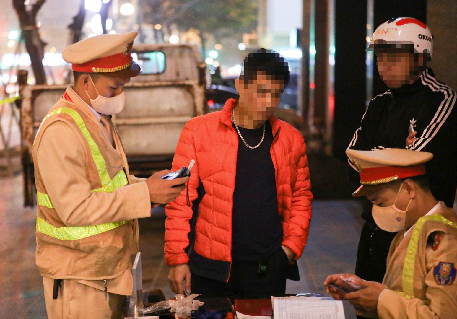 Sau hơn 20 ph&uacute;t tuần tra lưu động, Tổ c&ocirc;ng t&aacute;c ph&aacute;t hiện t&agrave;i xế xe m&aacute;y BKS 29L4-01XX c&oacute; biểu hiện bất thường n&ecirc;n y&ecirc;u cầu dừng xe để kiểm tra.