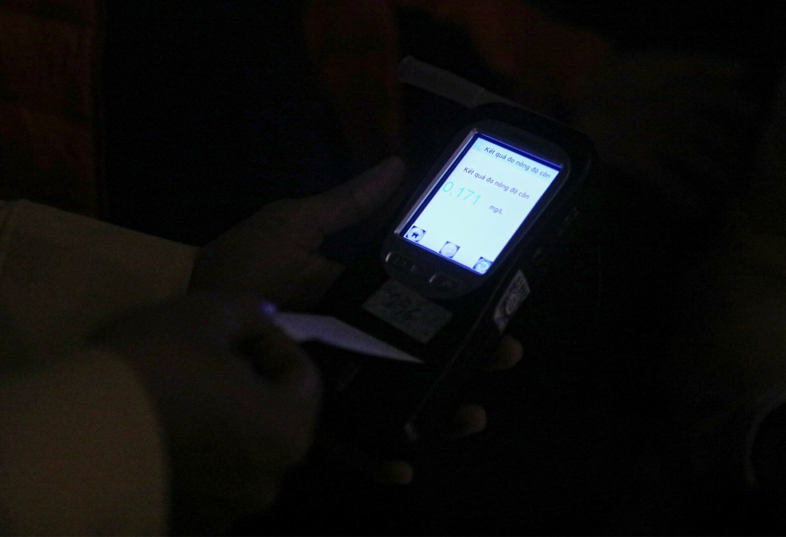 Kết quả, t&agrave;i xế xe m&aacute;y BKS 29L4-01XX vi phạm nồng độ cồn mức 0,171miligam/l&iacute;t kh&iacute; thở.