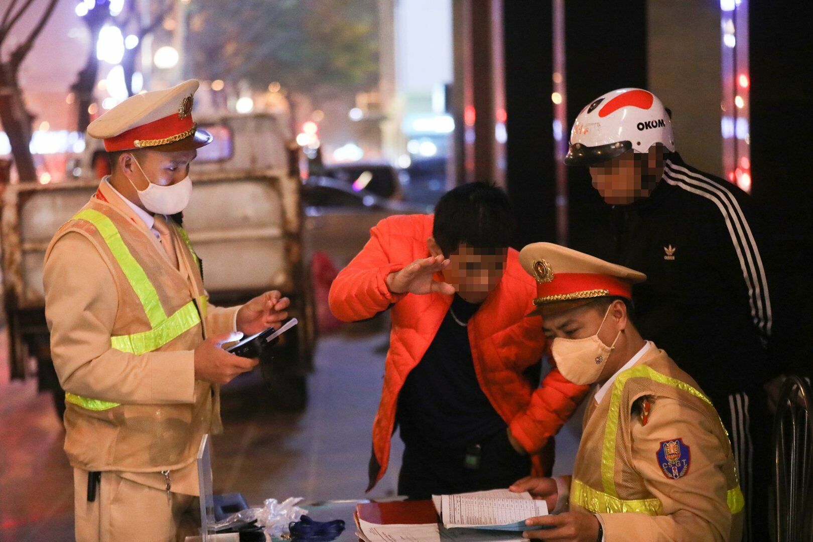 Khi c&oacute; kết quả đo nồng độ cồn, t&agrave;i xế n&agrave;y ngỏ &yacute; được "giải quyết nhanh", nhưng bị lực lượng chức năng từ chối.