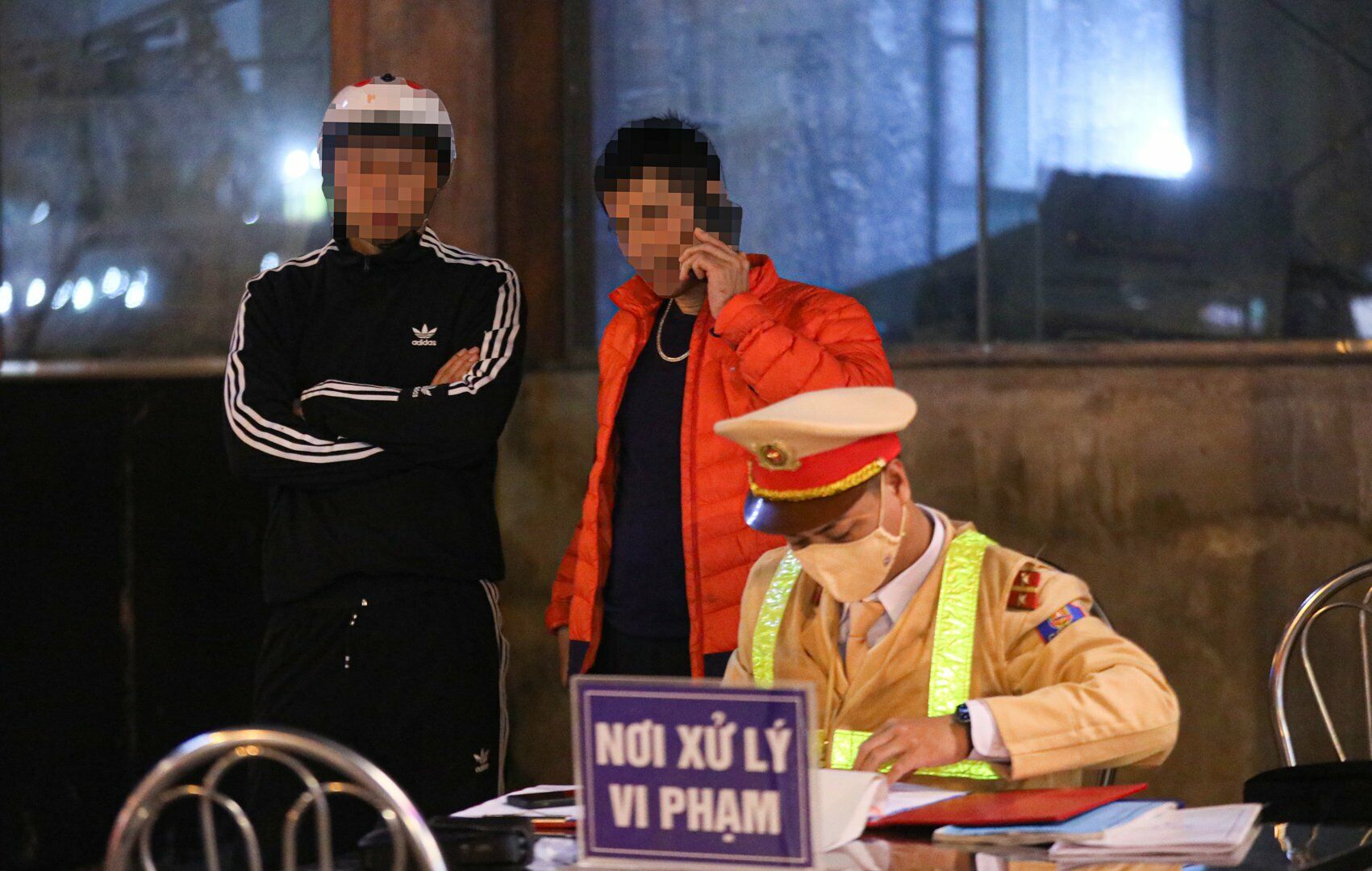 Tiếp đến, t&agrave;i xế n&agrave;y li&ecirc;n tục gọi điện thoại "cầu cứu" v&agrave; đề nghị giải quyết "t&igrave;nh cảm" với l&yacute; do "cuối năm rồi ai chẳng uống rượu bia". Nhưng một lần nữa, Tổ c&ocirc;ng t&aacute;c Đội CSGT số 2 cương quyết từ chối v&agrave; tiến h&agrave;nh lập bi&ecirc;n bản vi phạm.