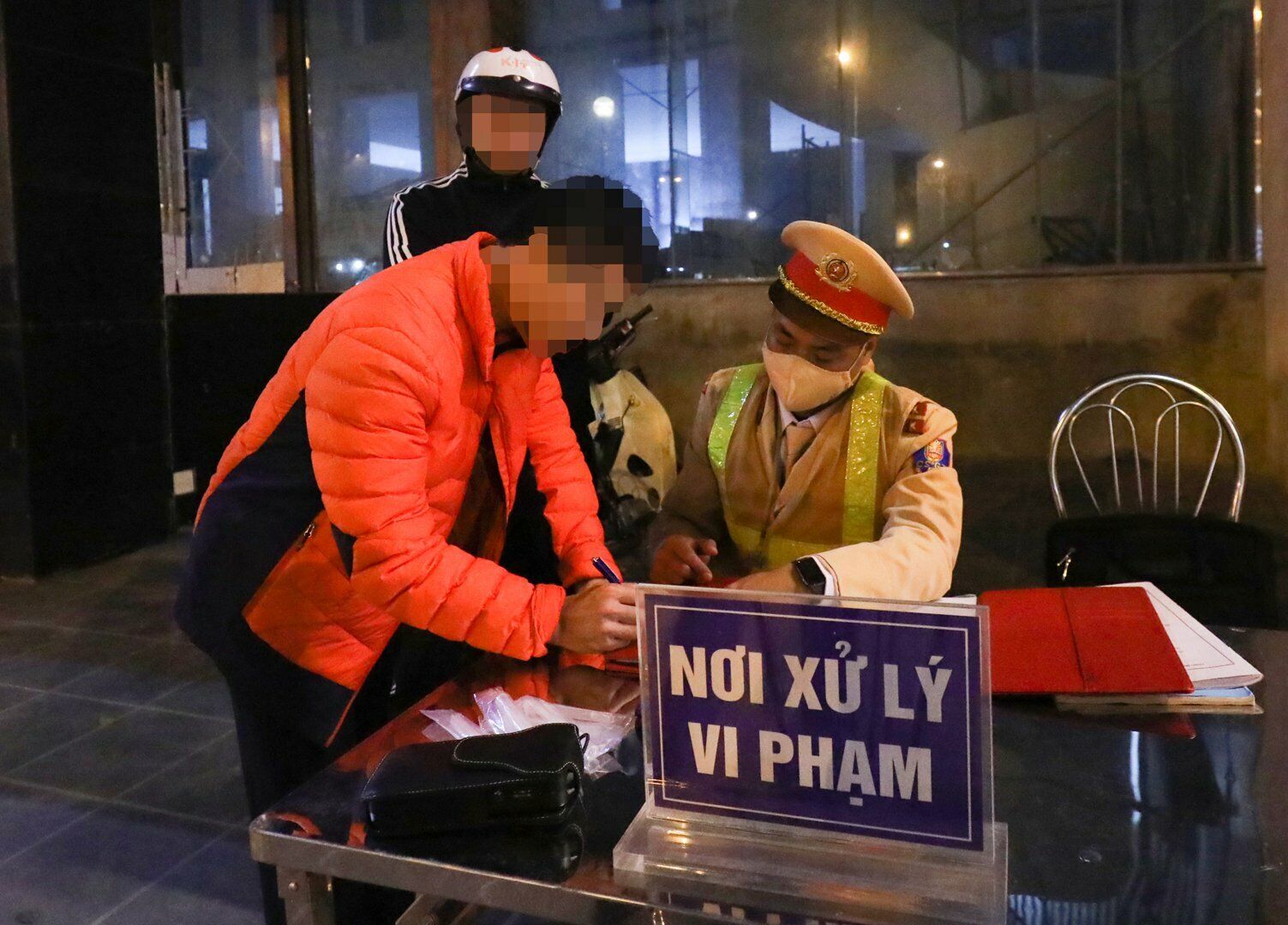 Với lỗi vi phạm n&agrave;y, t&agrave;i xế sẽ bị phạt từ 2-3 triệu đồng v&agrave; tước GPLX từ 10-12 th&aacute;ng, tạm giữ phương tiện.