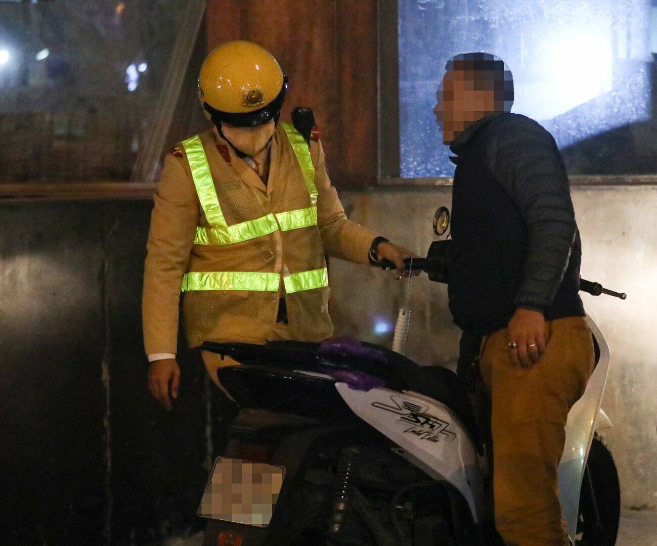 Khoảng 30 ph&uacute;t sau, Tổ c&ocirc;ng t&aacute;c Đội CSGT số 2 tiếp tục ph&aacute;t hiện người đ&agrave;n &ocirc;ng l&aacute;i xe m&aacute;y BKS 29B1-612.XX c&oacute; biểu hiện vi phạm nồng độ cồn, người tỏa ra m&ugrave;i bia rượu nồng nặc.