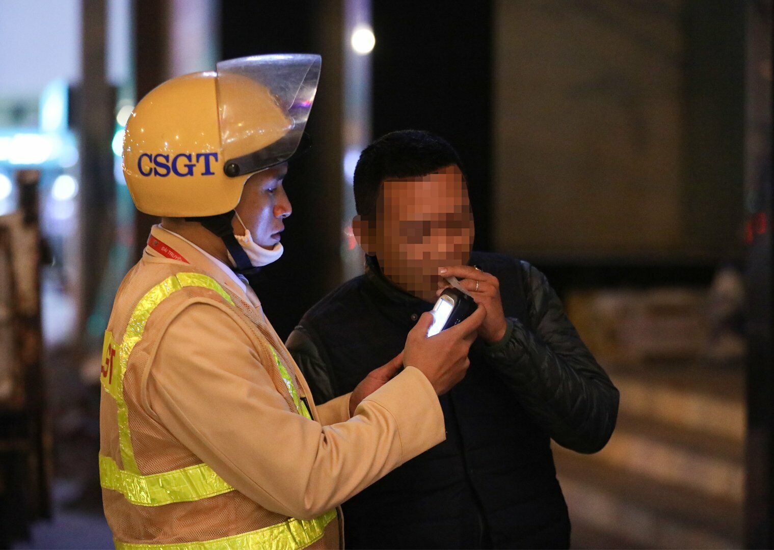 Qua kiểm tra, t&agrave;i xế xe m&aacute;y BKS 29B1-612.XX vi phạm nồng độ cồn mức 0,4 miligam/l&iacute;t kh&iacute; thở. Với lỗi n&agrave;y, t&agrave;i xế sẽ bị tạm giữ phương tiện v&agrave; phạt tiền từ 6-8 triệu, tước GPLX từ 22-24 th&aacute;ng.