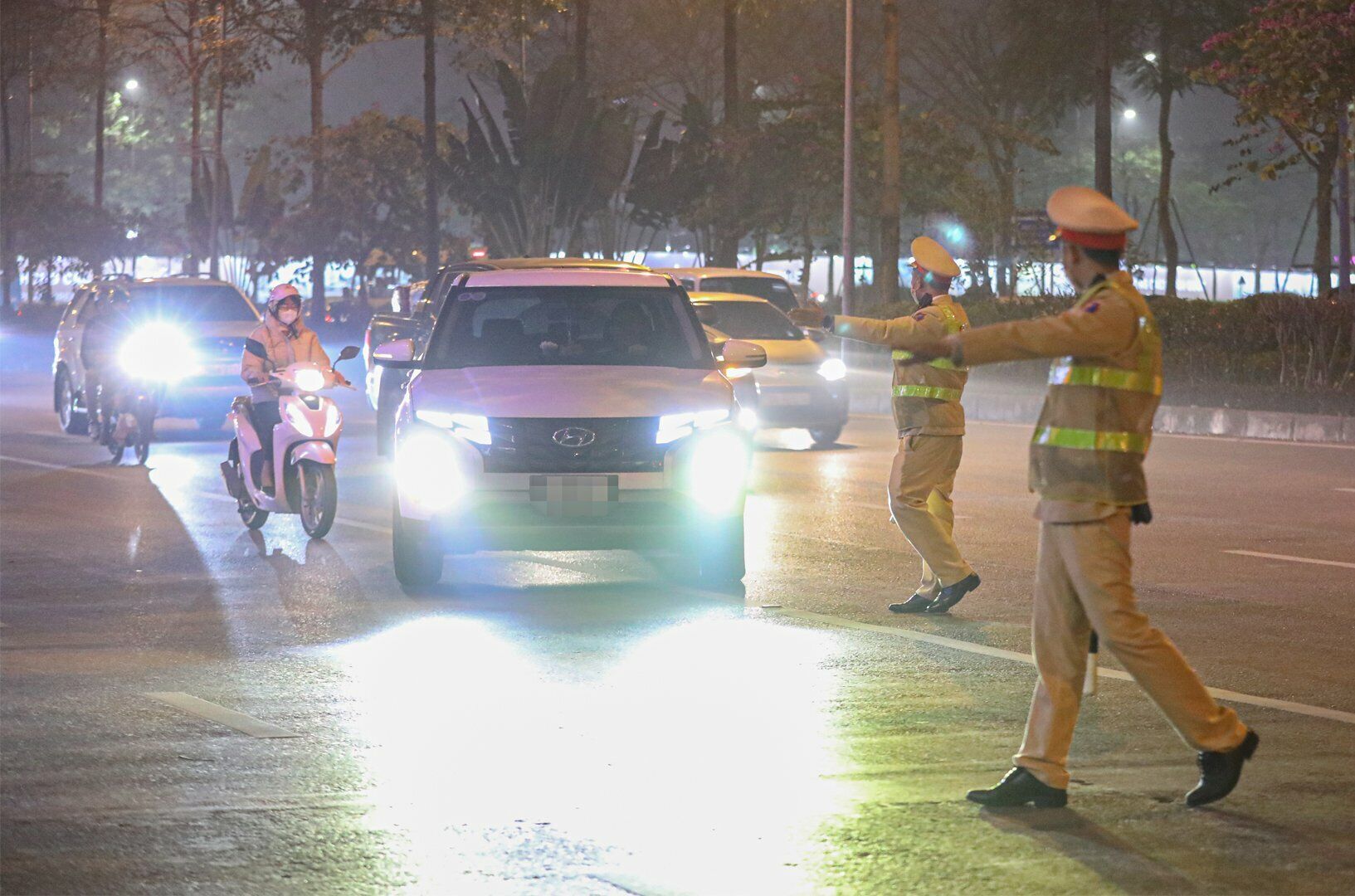 Đại &uacute;y B&ugrave;i Trung Ki&ecirc;n, c&aacute;n bộ Đội CSGT số 2 (C&ocirc;ng an TP H&agrave; Nội) cho biết, thời gian qua, đơn vị đ&atilde; v&agrave; đang tăng cường c&aacute;c những biện ph&aacute;p nhằm đảm bảo trật tự ATGT, trong đ&oacute; c&oacute; đẩy mạnh việc xử l&yacute; những vi phạm về nồng độ cồn.