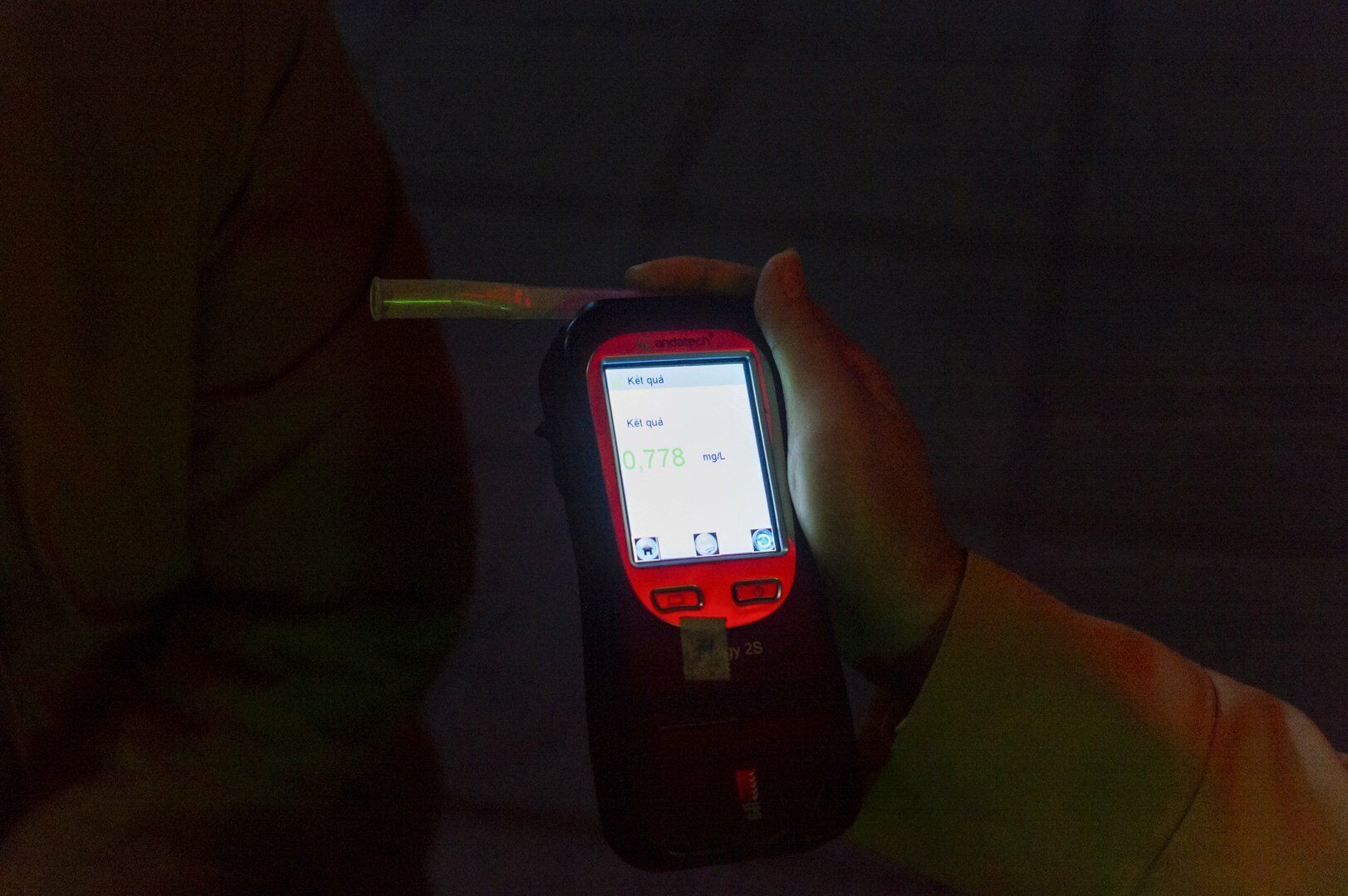 &ldquo;T&ocirc;i kh&ocirc;ng say rượu, vẫn tỉnh t&aacute;o n&ecirc;n c&oacute; thể đi xe đến chỗ l&agrave;m được, v&igrave; vậy xin c&aacute;c anh em tạo điều kiện cho t&ocirc;i&rdquo;, t&agrave;i xế xe m&aacute;y BKS 29P7-92.XX n&oacute;i.