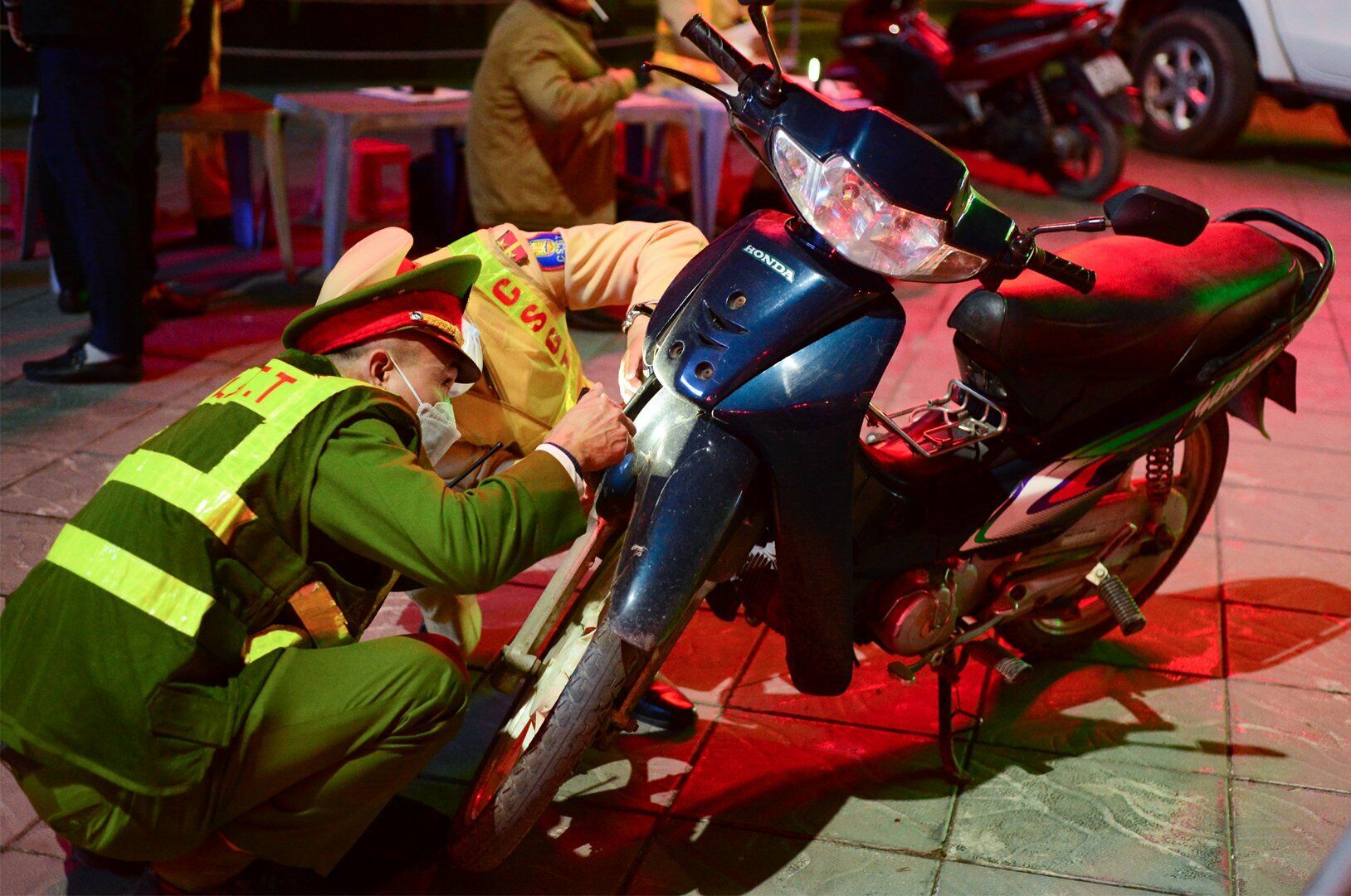 Với trường hợp n&agrave;y, Tổ c&ocirc;ng t&aacute;c đ&atilde; ki&ecirc;n quyết lập bi&ecirc;n bản d&ugrave; t&agrave;i xế kh&ocirc;ng k&yacute;. Với mức vi phạm nồng độ cồn cao vượt khung phạt như vậy, t&agrave;i xế n&agrave;y sẽ bị phạt 7 triệu đồng, tước GPLX 23 th&aacute;ng v&agrave; giữ phương tiện 7 ng&agrave;y.