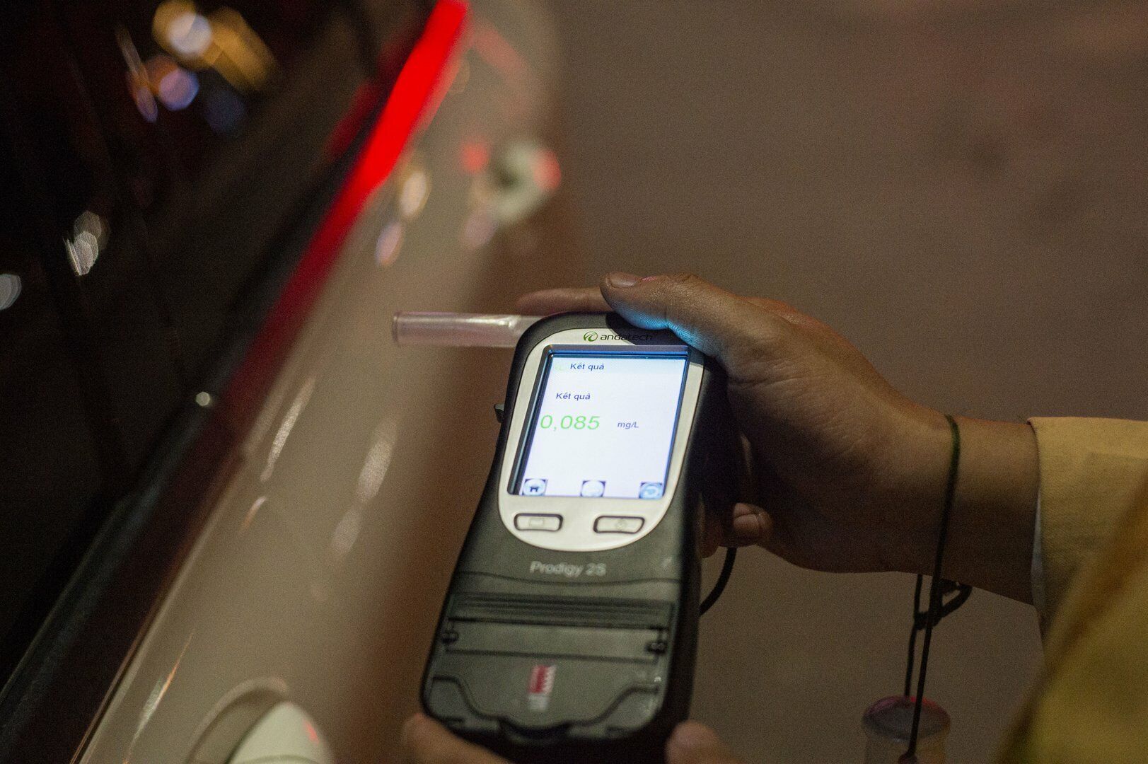 "Uống một cốc bia từ chiều, t&ocirc;i tưởng m&igrave;nh hết nồng độ cồn trong hơi thở rồi n&ecirc;n mới l&aacute;i xe ra đường, kh&ocirc;ng ngờ thổi lại vẫn c&ograve;n",  t&agrave;i xế Đ.S.T ph&acirc;n trần.