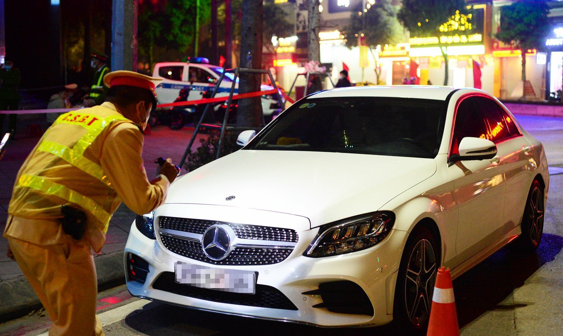 Với mức vi phạm n&agrave;y, anh Đ.S.T. sẽ bị phạt 7 triệu đồng, tước GPLX 11 th&aacute;ng v&agrave; tạm giữ phương tiện.