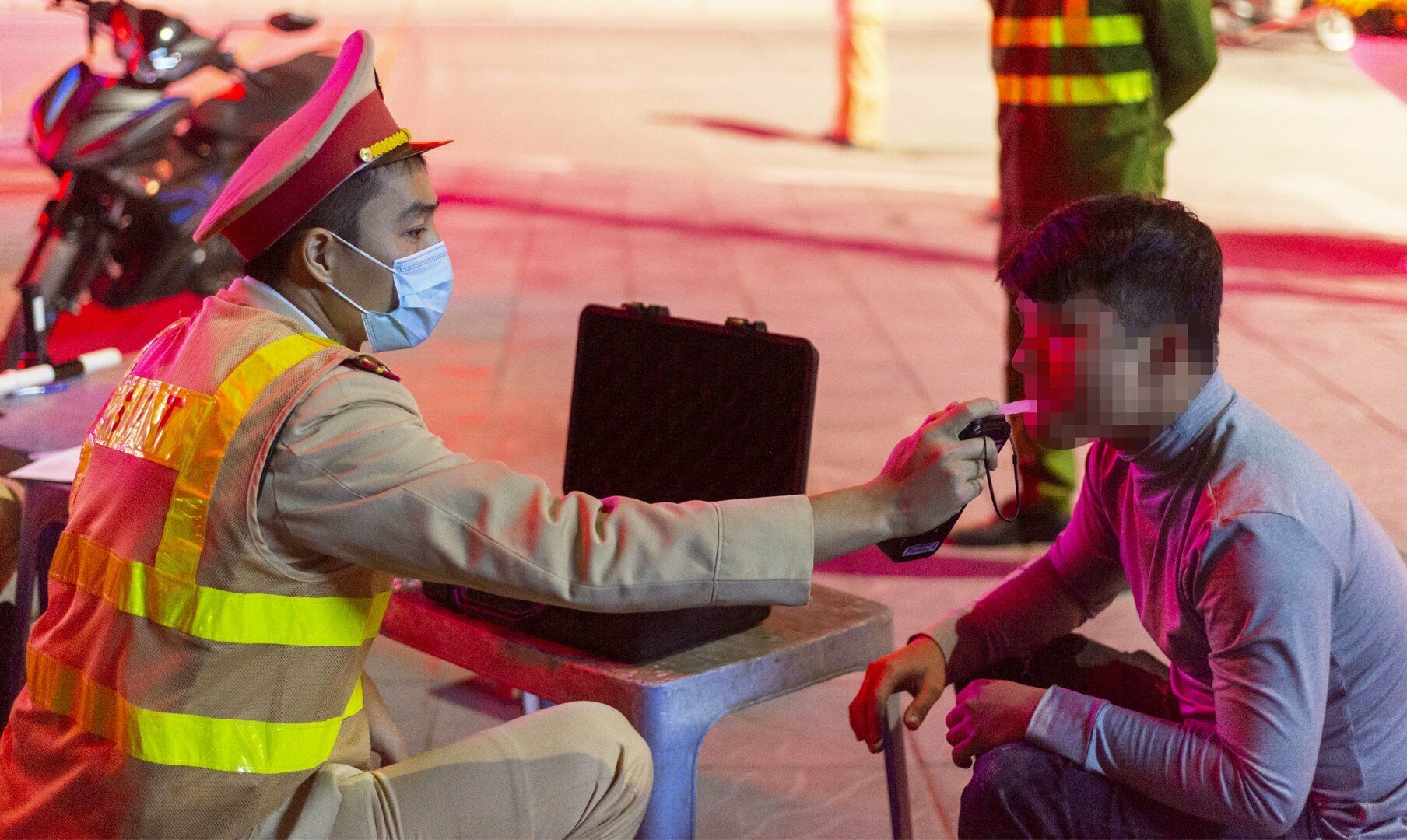 Cũng trong đ&ecirc;m 12/1, Tổ c&ocirc;ng t&aacute;c của Đội CSGT - trật tự C&ocirc;ng an huyện Đ&ocirc;ng Anh đ&atilde; ph&aacute;t hiện nhiều trường người điều khiển xe m&aacute;y, &ocirc; t&ocirc; kh&aacute;c vi phạm nồng độ cồn. Tất cả những trường hợp n&agrave;y đều xử l&yacute; nghi&ecirc;m theo quy định của ph&aacute;p luật.