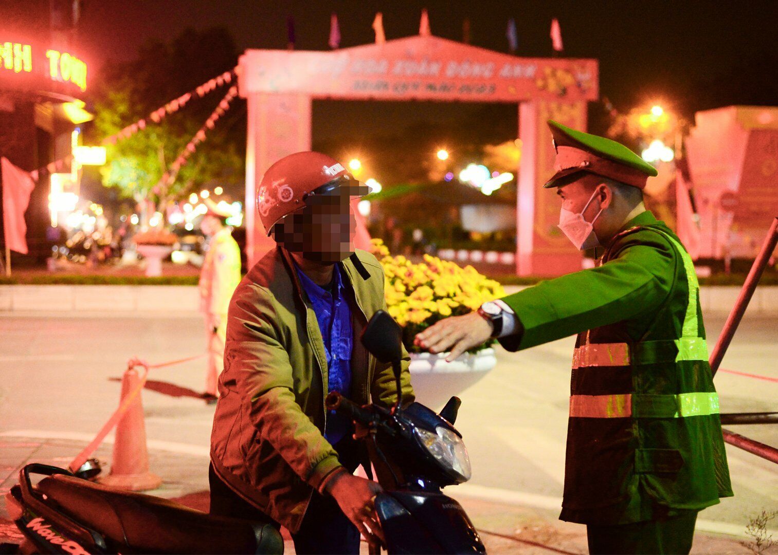 "Trong qu&aacute; tr&igrave;nh xử l&yacute; vi phạm, lực lượng CSGT kh&ocirc;ng chịu t&aacute;c động, can thiệp của bất kỳ c&aacute; nh&acirc;n tổ chức n&agrave;o", Trung t&aacute; Nguyễn Ngọc Hải khẳng định.