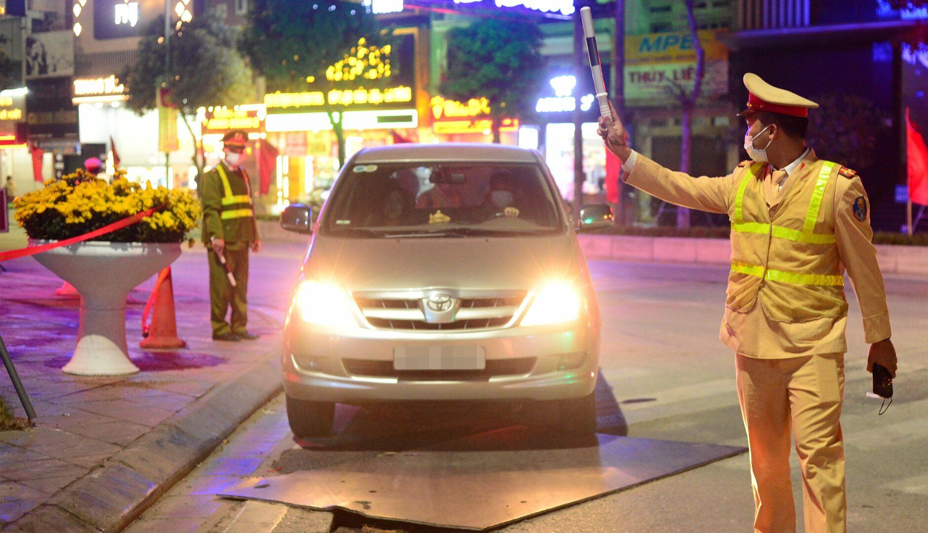 Tối 12/1, chỉ khoảng hơn 1 tiếng ra qu&acirc;n xử l&yacute;, Tổ c&ocirc;ng t&aacute;c của Đội CSGT - trật tự, C&ocirc;ng an huyện Đ&ocirc;ng Anh (TP H&agrave; Nội) đ&atilde; ph&aacute;t hiện nhiều t&agrave;i xế "ma men". Khi biết m&igrave;nh vi phạm, nhiều t&agrave;i xế đ&atilde; gợi  &yacute; "giải quyết nhanh&rdquo;, nhưng đều bị lực lượng chức năng từ chối v&agrave; xử l&yacute; theo đ&uacute;ng quy định.