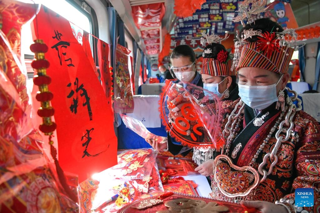 H&agrave;nh kh&aacute;ch lựa chọn đồ trang tr&iacute; Tết Nguy&ecirc;n đ&aacute;n. Ảnh: Xinhua