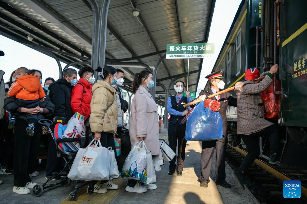 H&agrave;nh kh&aacute;ch l&ecirc;n hội chợ tr&ecirc;n t&agrave;u số 5640 tại ga đường sắt Khải L&yacute;, th&agrave;nh phố Khải L&yacute;, tỉnh Qu&yacute; Ch&acirc;u ng&agrave;y 10/1. Ảnh: Xinhua