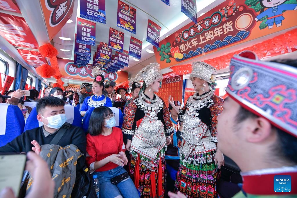 Hội chợ tr&ecirc;n t&agrave;u c&ograve;n c&oacute; sự xuất hiện của c&aacute;c đo&agrave;n biểu diễn c&aacute;c tiết mục nghệ thuật truyền thống tạo kh&ocirc;ng kh&iacute; rộn r&agrave;ng, s&ocirc;i động hướng đến ng&agrave;y Tết cổ truyền sắp tới. Ảnh: Xinhua