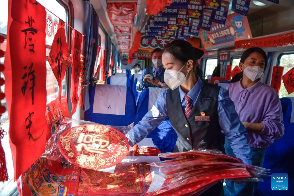 Nh&acirc;n vi&ecirc;n tr&ecirc;n t&agrave;u sắp xếp một gian h&agrave;ng b&agrave;y b&aacute;n đồ trang tr&iacute;. Ảnh: Xinhua