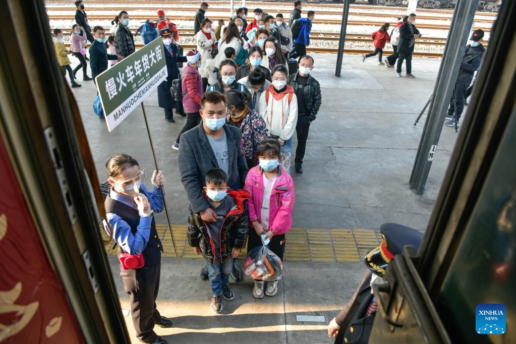 Trước thềm Tết nguy&ecirc;n đ&aacute;n, để tạo điều kiện cho người d&acirc;n ở c&aacute;c cộng đồng thiểu số mua sắm đ&oacute;n tết, một hội chợ xu&acirc;n đặc biệt đ&atilde; được tổ chức tr&ecirc;n 2 chuyến t&agrave;u tại tỉnh Qu&yacute; Ch&acirc;u.
Hai tuyến &ldquo;t&agrave;u chậm&rdquo; mang số hiệu 5640 v&agrave; 5639 kết nối giữa huyện tự trị Ngọc B&igrave;nh v&agrave; th&agrave;nh phố Qu&yacute; Dương, tỉnh Qu&yacute; Ch&acirc;u, Trung Quốc. Trong h&agrave;nh tr&igrave;nh d&agrave;i 337km, hai chuyến t&agrave;u gi&uacute;p kết nối hơn 100 ng&ocirc;i l&agrave;ng của c&aacute;c cộng đồng d&acirc;n tộc thiểu số tại tỉnh Qu&yacute; Ch&acirc;u.
Trong ảnh, h&agrave;nh kh&aacute;ch xếp h&agrave;ng chờ l&ecirc;n chuyến t&agrave;u số 5640 ở ga đường sắt Khải L&yacute;, th&agrave;nh phố Khải L&yacute;, tỉnh Qu&yacute; Ch&acirc;u ng&agrave;y 10/1. Ảnh: Xinhua