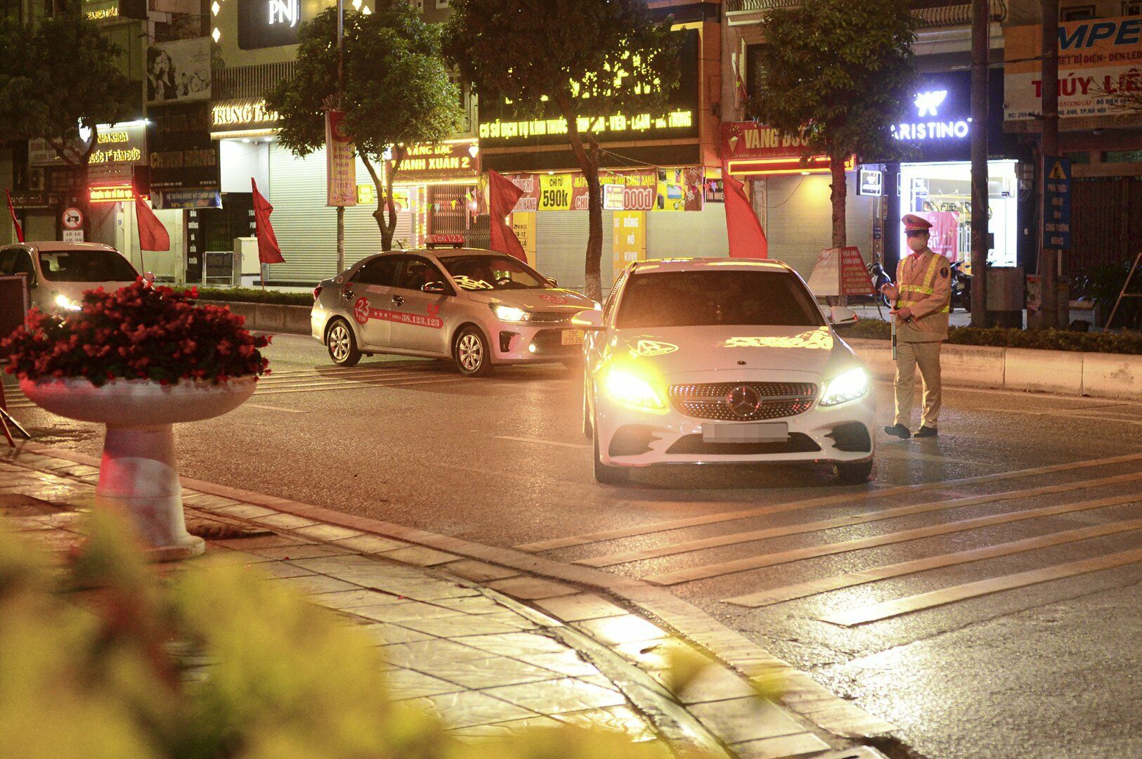 Khoảng gần 21h, Tổ c&ocirc;ng t&aacute;c dừng chiếc xe sang Mercedes BKS 30H-141.XX do anh Đ.S.T. điều khiển v&agrave; tiến h&agrave;nh đo nồng độ cồn.