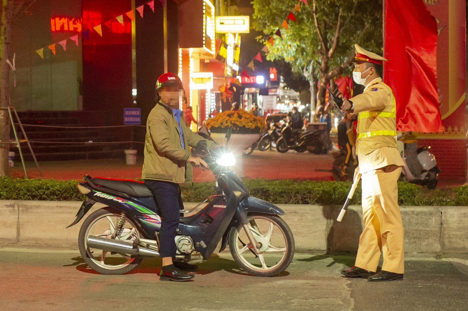 Khoảng 20h20, tại ng&atilde; tư đường Cao Lỗ - Quốc lộ 3 (thị trấn Đ&ocirc;ng Anh), Tổ c&ocirc;ng t&aacute;c ph&aacute;t hiện người đ&agrave;n &ocirc;ng điều khiển xe m&aacute;y BKS 29P7-92.XX c&oacute; biểu hiện nghi vấn n&ecirc;n đ&atilde; dừng xe để kiểm tra.