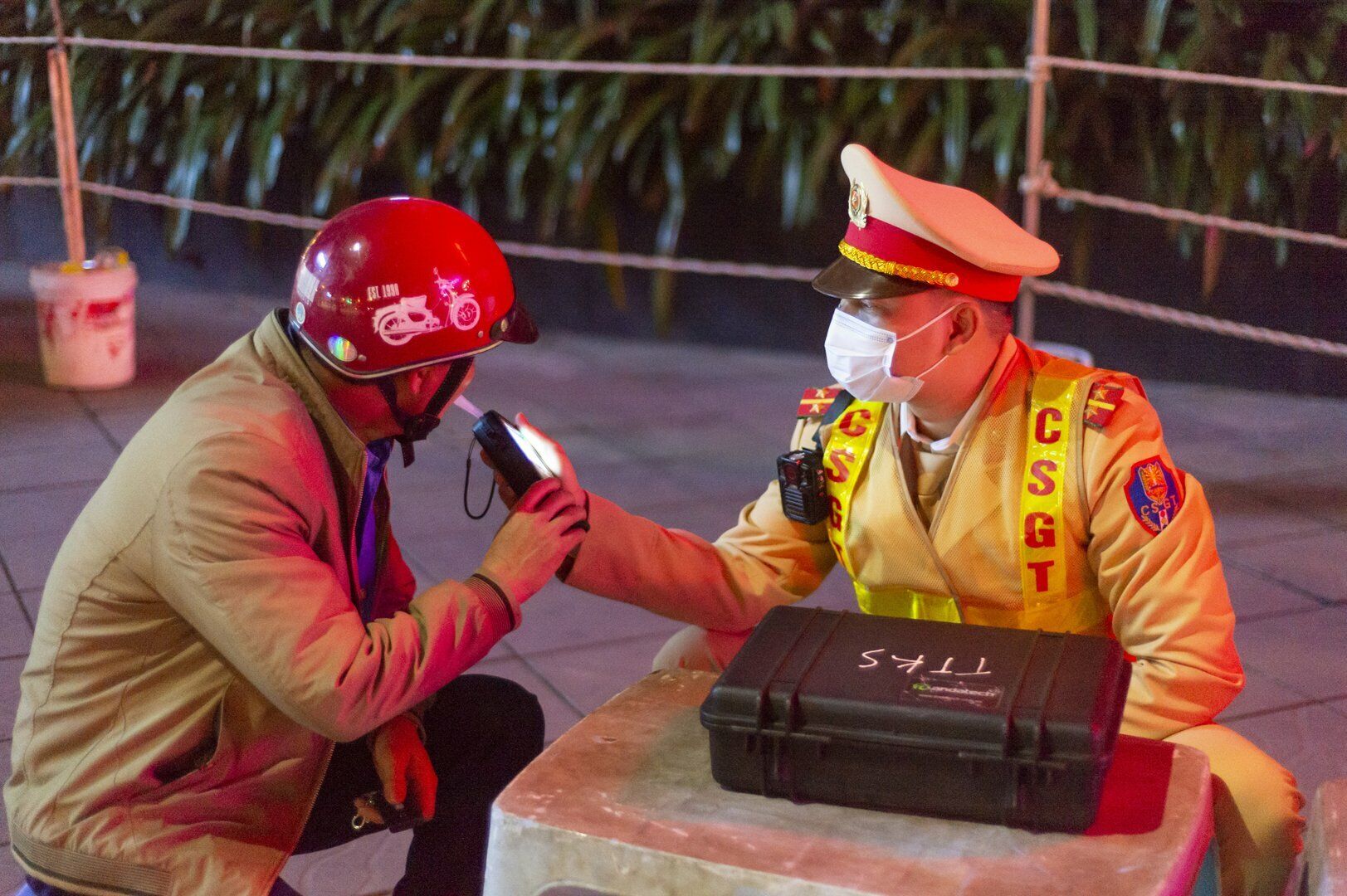 Khi Tổ c&ocirc;ng t&aacute;c chuẩn bị đo nồng độ cồn th&igrave; t&agrave;i xế n&agrave;y đ&atilde; thừa nhận m&igrave;nh c&oacute; uống rượu v&agrave; xin &ldquo;xử l&yacute; nhanh&rdquo;. Tuy nhi&ecirc;n, lực lượng chức năng đ&atilde; ngay lập tức từ chối v&agrave; tiến h&agrave;nh đo nồng độ cồn. Kết quả, t&agrave;i xế xe m&aacute;y BKS 29P7-92.XX vi phạm mức 0,778 miligam/l&iacute;t kh&iacute; thở (cao gần gấp đ&ocirc;i mức phạt kịch khung theo Nghị định 100 l&agrave; 0,4 miligam/l&iacute;t kh&iacute; thở).