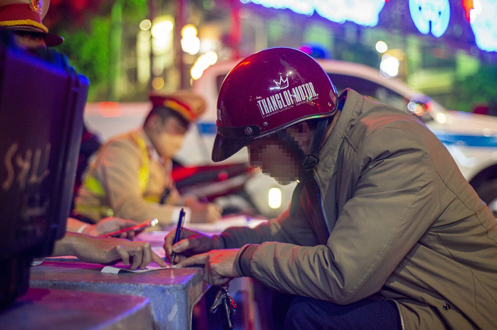 Thế nhưng, khi Tổ c&ocirc;ng t&aacute;c y&ecirc;u cầu t&agrave;i xế xe m&aacute;y BKS 29P7-92.XX k&yacute; v&agrave;o bi&ecirc;n bản th&igrave; người n&agrave;y kh&ocirc;ng hợp t&aacute;c m&agrave; vẫn đề nghị được "tạo điều kiện" để tiếp tục đi xe đến chỗ l&agrave;m.