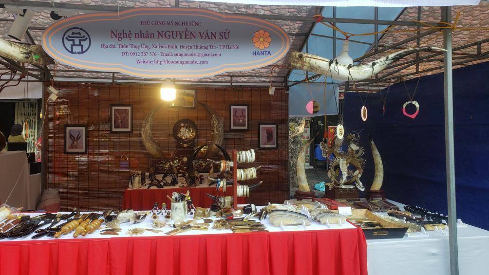 Một gian h&agrave;ng b&aacute;n thủ c&ocirc;ng mỹ nghệ tại phố b&iacute;ch họa Ph&ugrave;ng Hưng.