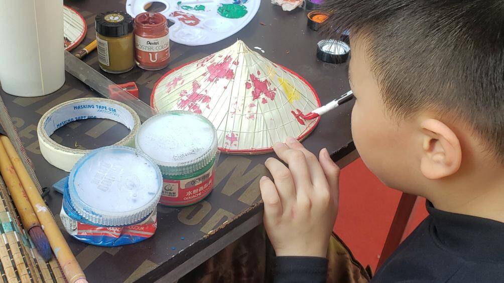 Chị Hương, người b&aacute;n h&agrave;ng ở khu phố b&iacute;ch họa cho hay: "Từ khi những bức tranh được kh&ocirc;i phục th&igrave; lượng du kh&aacute;ch trong v&agrave; ngo&agrave;i nước về đ&acirc;y đ&ocirc;ng hẳn. Nhất l&agrave; dịp Tết năm nay, c&oacute; rất nhiều người đến chụp ảnh để lưu lại kỷ niệm với những bức tranh ấn tượng v&agrave; đậm hơi thở H&agrave; Nội ở đ&acirc;y".