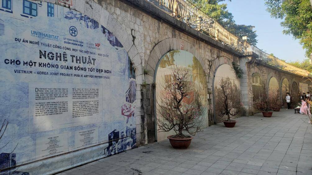 Đoạn phố d&agrave;i hơn 200m, c&oacute; 17 t&aacute;c phẩm v&ograve;m cầu được c&aacute;c nghệ sĩ thực hiện nhằm tạo ra một kh&ocirc;ng gian kết nối c&aacute;c gi&aacute; trị di sản, nghệ thuật v&agrave; cộng đồng.